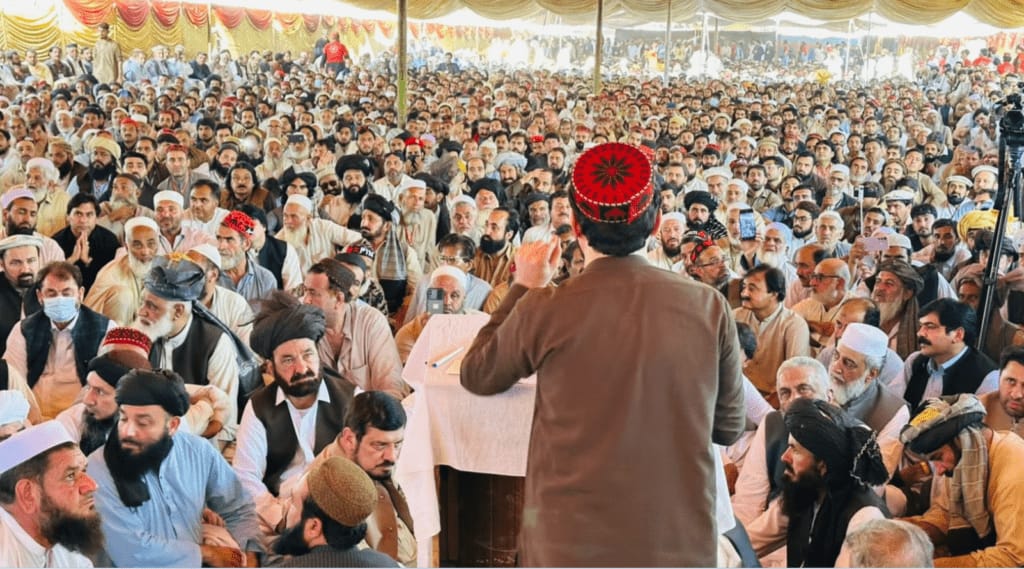 The state that fears truth is already defeated. The *non-bailable warrant* proves **Manzoor Pashteen** has won the moral battle.
#ManzoorPashteenSymbolOfResistance