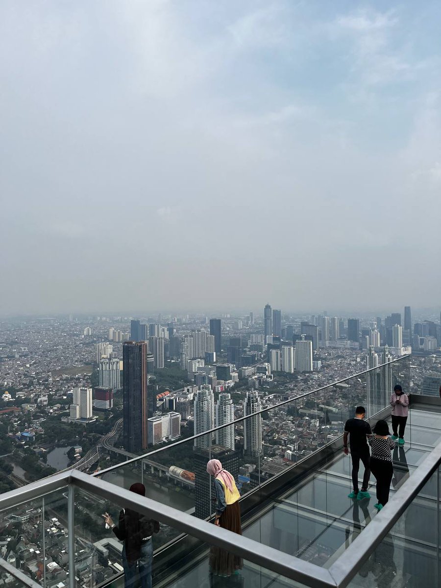 reveal_moi's tweet image. View from Jakarta&apos;s tallest building ceunah.
