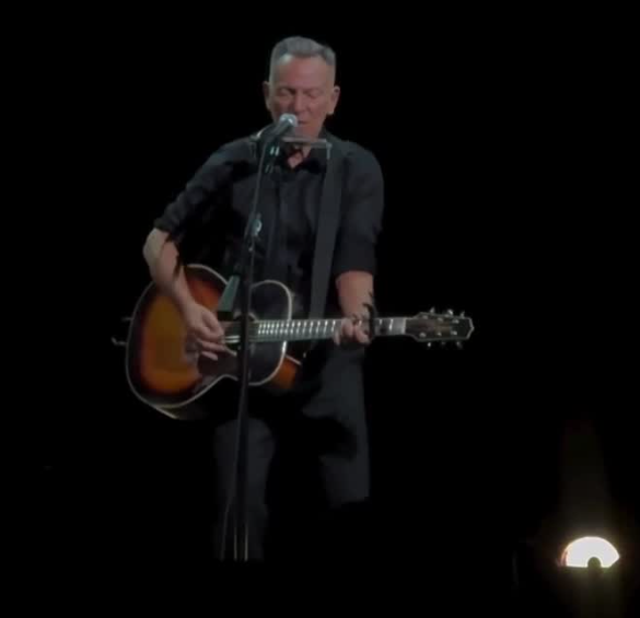 Bruce Springsteen ofreció una inusual interpretación en vivo de «Streets Of Philadelphia» en la gala del Museo de la Academia.
Se celebró el sábado por la noche y Springsteen recibió  el Premio al Legado inaugural.
Fuente. P&amp;D