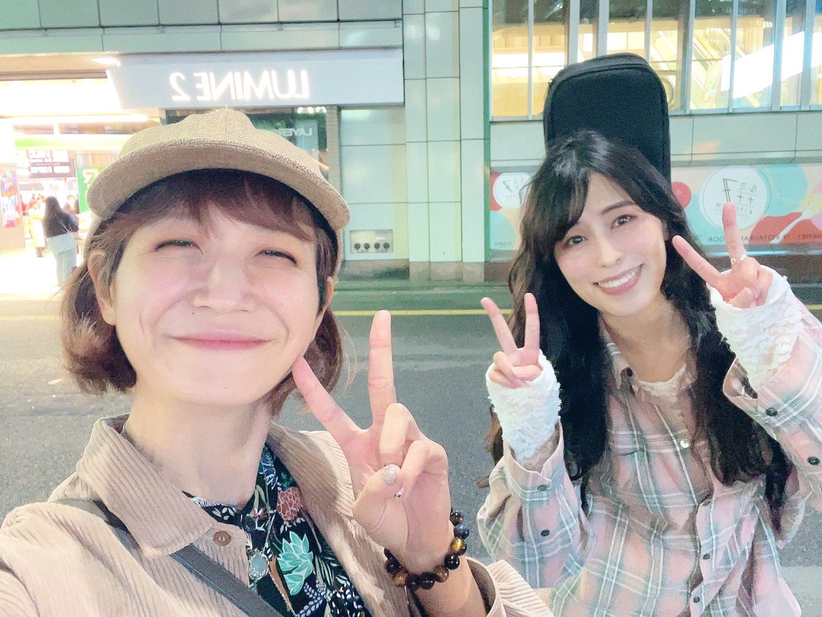 柴崎美穂さんとの新宿合同路上ライブ
無事に最後まで完走出来ましたー😭✨
お越しくださった皆様
立ち止まって聴いてくださった皆様
投げ銭を入れてくださった皆様
温かいお言葉をかけてくださった方もいて嬉しかったです😭
皆様風が強い中ありがとうございました🥹✨

帰りは美穂さんと五右衛門へ😋🍝