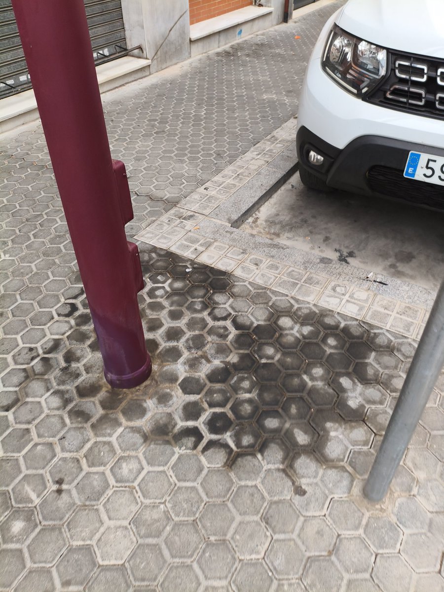 PPluiSanz's tweet photo. Esta es la Triana de LipaSanz, @torreglosam el de los 150mil, @eveliarincon la llorona y su equipo ja heredado, colchones, orines, kakas de humano, a los trianer@s de bien... La mugre se los come,pero bueno.. Ya queda menos para cumplir su promesa..en tres meses sevilla limpia! https://t.co/nSwuBf7NG8
