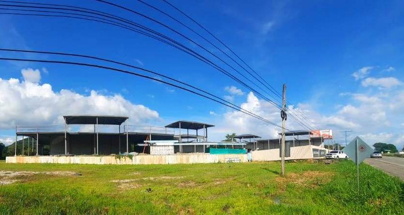 Otra nueva plaza comercial se construye a la entrada de Penonomé, localidad que se ha convertido en una zona estratégica y polo comercial emergente fuera de la capital, con un desarrollo que brinda mayor oferta de bienes y servicios, genera empleo y mejora la infraestructura.