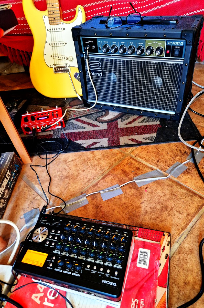 robboland's tweet image. A Stratocaster into a Roland JC-22. 
Is there a cleaner sound  ?