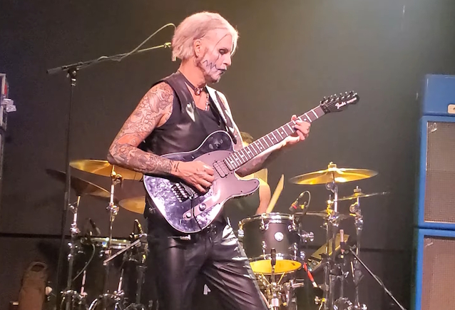 BLABBERMOUTHNET's tweet image. Watch: JOHN 5 Performs MÖTLEY CRÜE Medley At Roseville, California Concert blabbermouth.net/news/watch-joh…