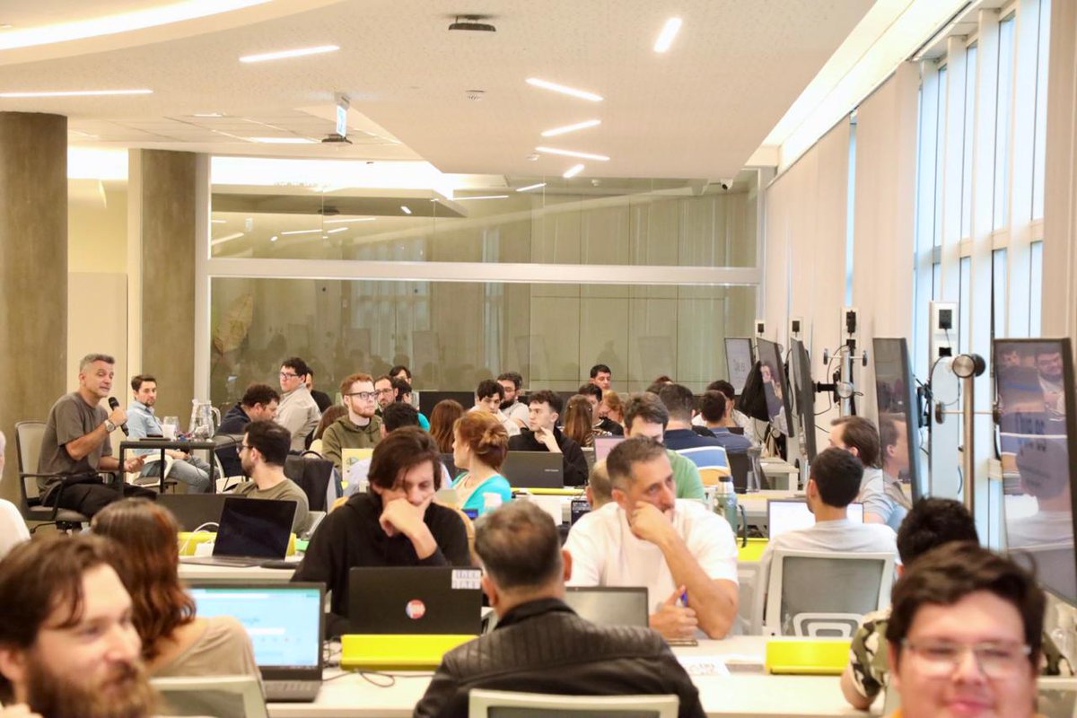 Gracias a todos los que se acercaron al taller de n8n en Silicon Misiones 🚀Vimos desde Json hasta integración con el mundo físico a través de ESP32, pasando por gestión de errores, forms, tablas, automatización de mails y LLMs