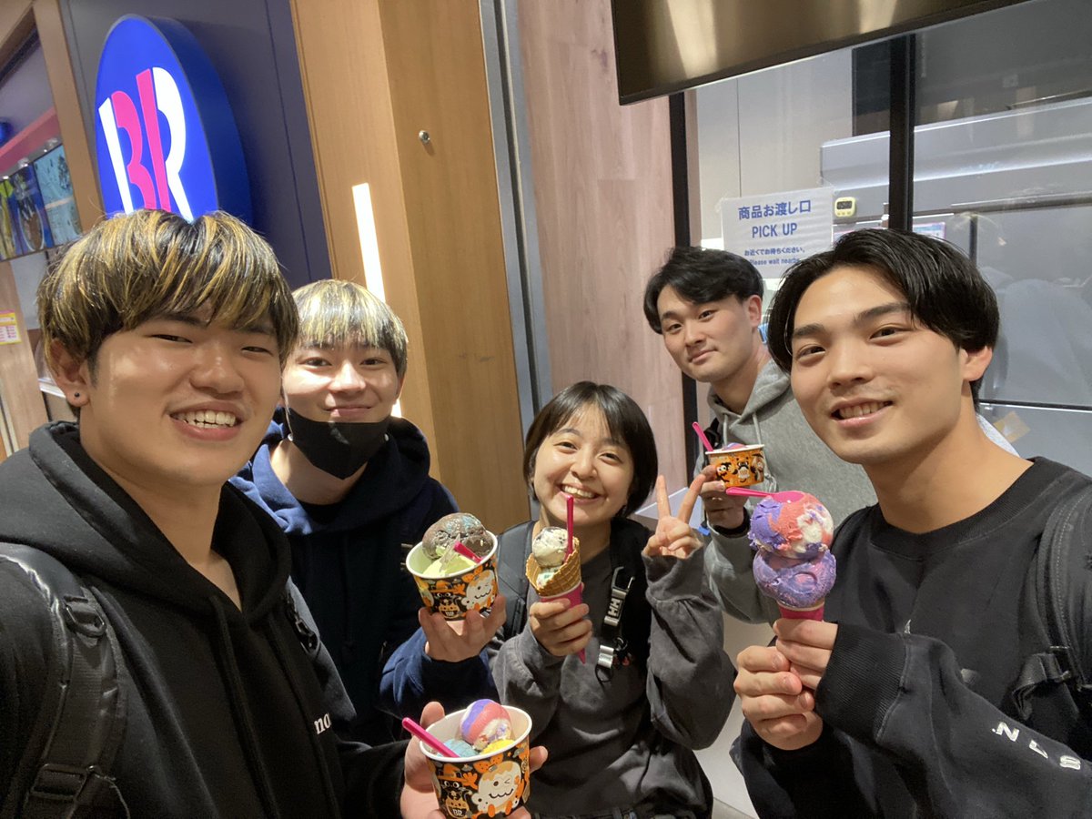 gotahara's tweet photo. お疲れ様です！
営業後のサーティワン🐶

やっぱりみんな表情明るい😁
��れからもどんどん成長していこう！！

1番変わってる成長してるのは自分だ！
と自信もって言えるように1日1分1秒大事にしていこ🙂‍↕️

#ドクターストレッチ渋谷マークシティ
#習慣は第二の天性なり https://t.co/1MrbblrLNt