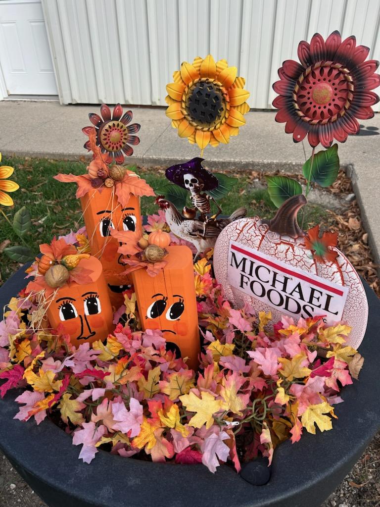 MichaelFoods's tweet photo. The Lenox Michael Foods Community Relations Team got into the fall spirit by joining other local businesses to decorate festive flower pots, adding a touch of seasonal charm to the community. https://t.co/AJGoxYXOqf