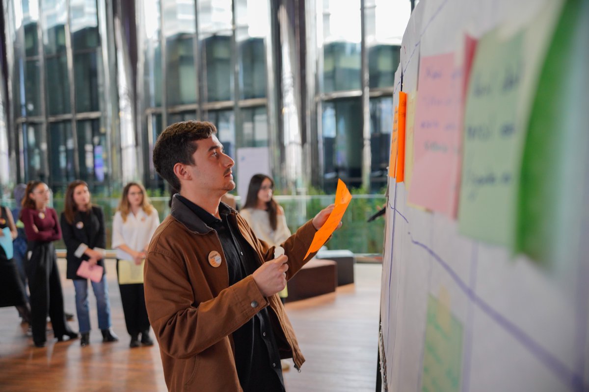 Ana partneri olduğumuz; imeceLAB’in yürütücülüğünde, S360’ın bilgi ve stratejik partnerliğinde düzenlenen “Geleceğe Köprüler Kurmak” etkinliğinde gençler ve gençlik alanında çalışan profesyonellerle bir araya gelerek imeceLAB’in yeni dönemine dair içgörüler edindik.