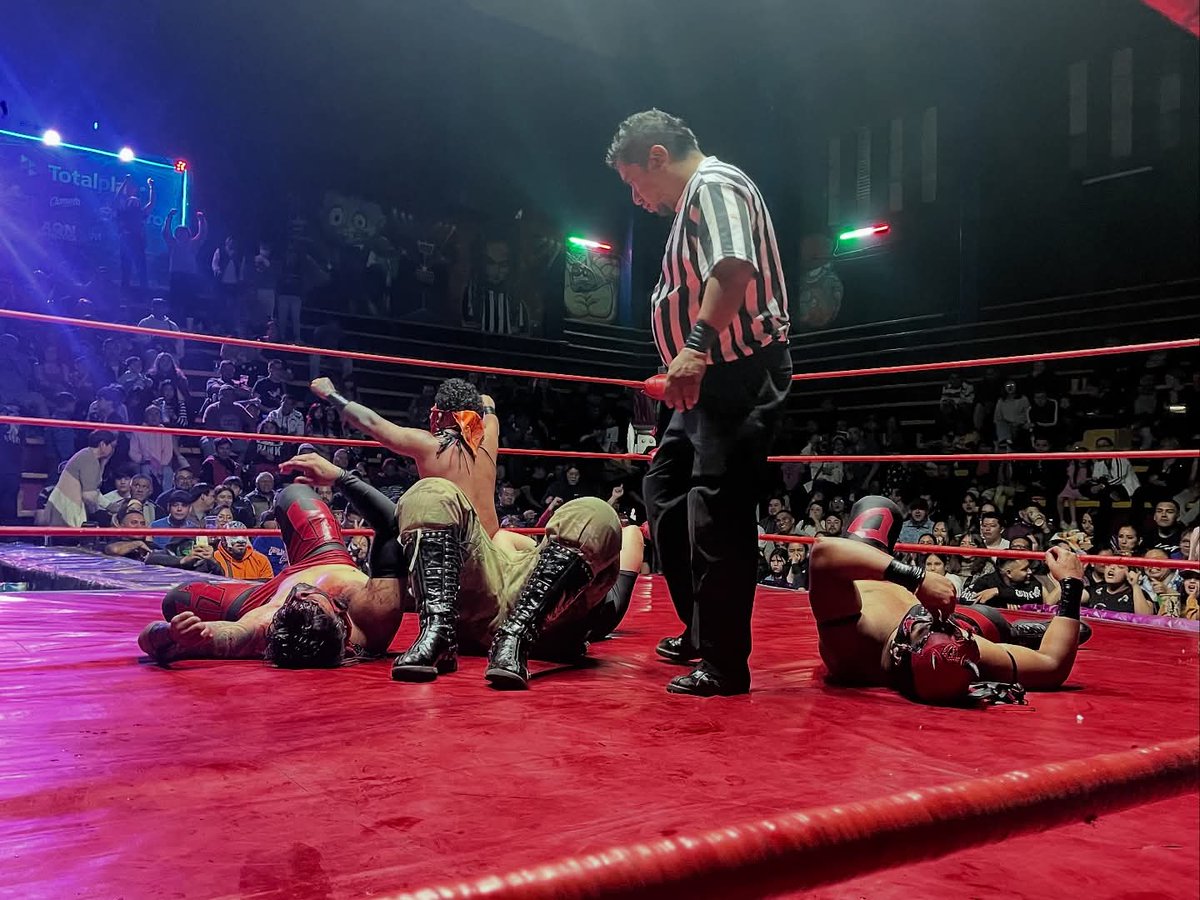 LaTijeraLucha's tweet photo. Juventud contra experiencia en #ArenaNeza en una guerra de 6 “entrones”🔥
#LasLineaRectas dan la “campanada” sobre el #PoderDelNorte, en una batalla que dominó de principio a fin la gente de experiencia, pero los jóvenes de Ciudad Nezahualcóyotl en la recta final... https://t.co/9KdFNGpVSs