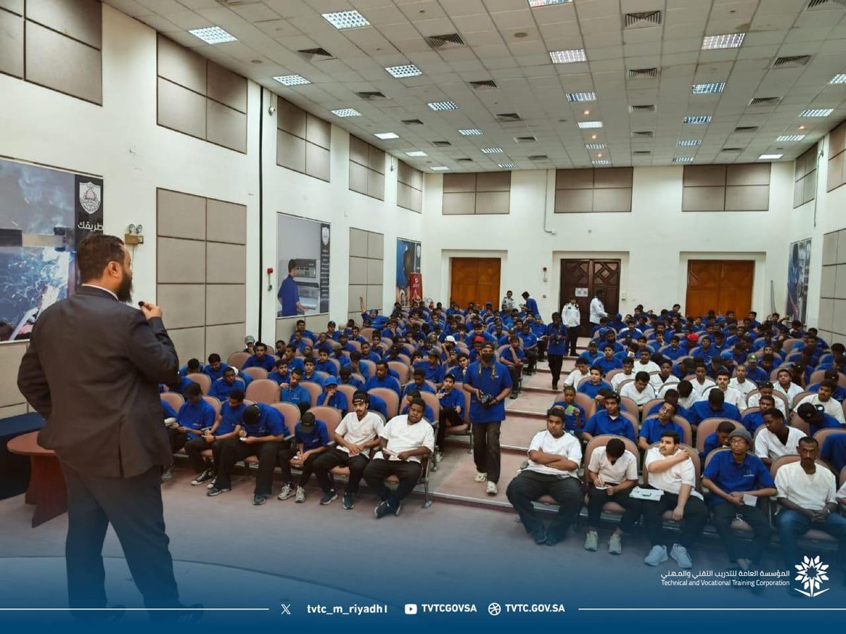 tvtc_m_riyadh1's tweet photo. اليوم الأثنين 
التقى مدير المعهد الملكي الصناعي الثانوي بالرياض المهندس / حسين عبده موكلي بعدد من المتدربين وتم فيه النقاش عن ابرز المعوقات والتحديات التي تواجه المتدربين بالمعهد 

 وذلك تزامناً مع #اليوم_العالمي_للمدير  
 #التدريب_التقني https://t.co/NT80W3rc5K