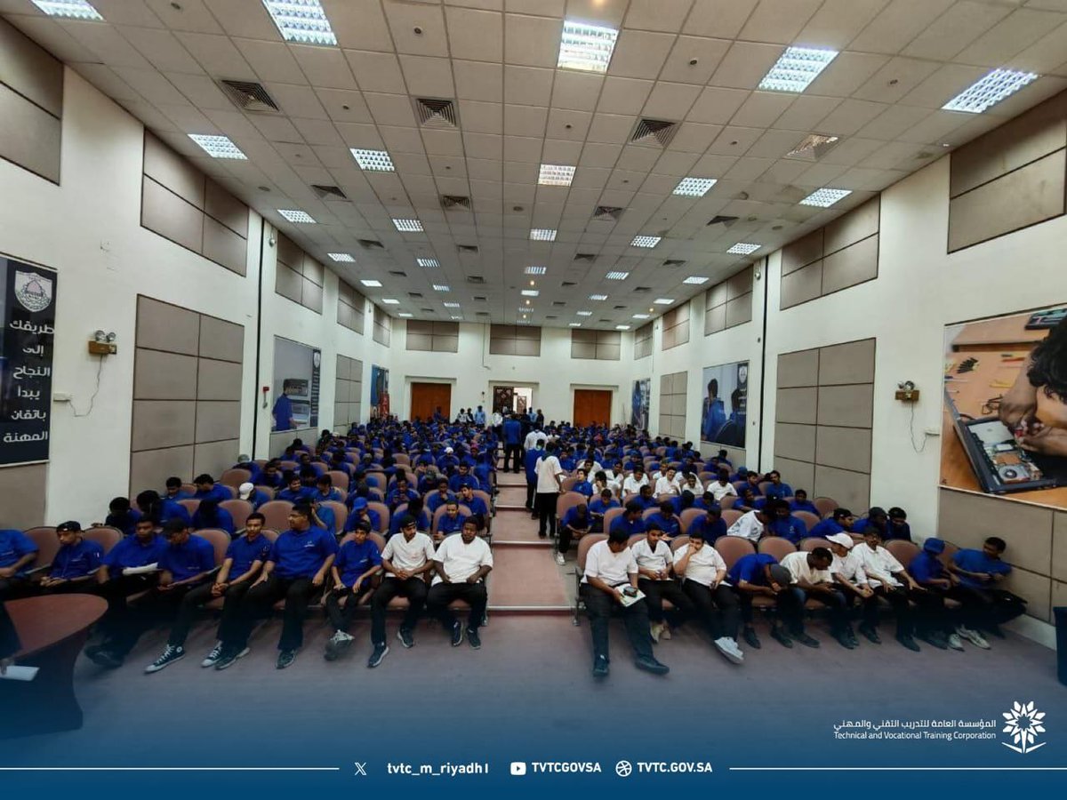 tvtc_m_riyadh1's tweet photo. اليوم الأثنين 
التقى مدير المعهد الملكي الصناعي الثانوي بالرياض المهندس / حسين عبده موكلي بعدد من المتدربين وتم فيه النقاش عن ابرز المعوقات والتحديات التي تواجه المتدربين بالمعهد 

 وذلك تزامناً مع #اليوم_العالمي_للمدير  
 #التدريب_التقني https://t.co/NT80W3rc5K