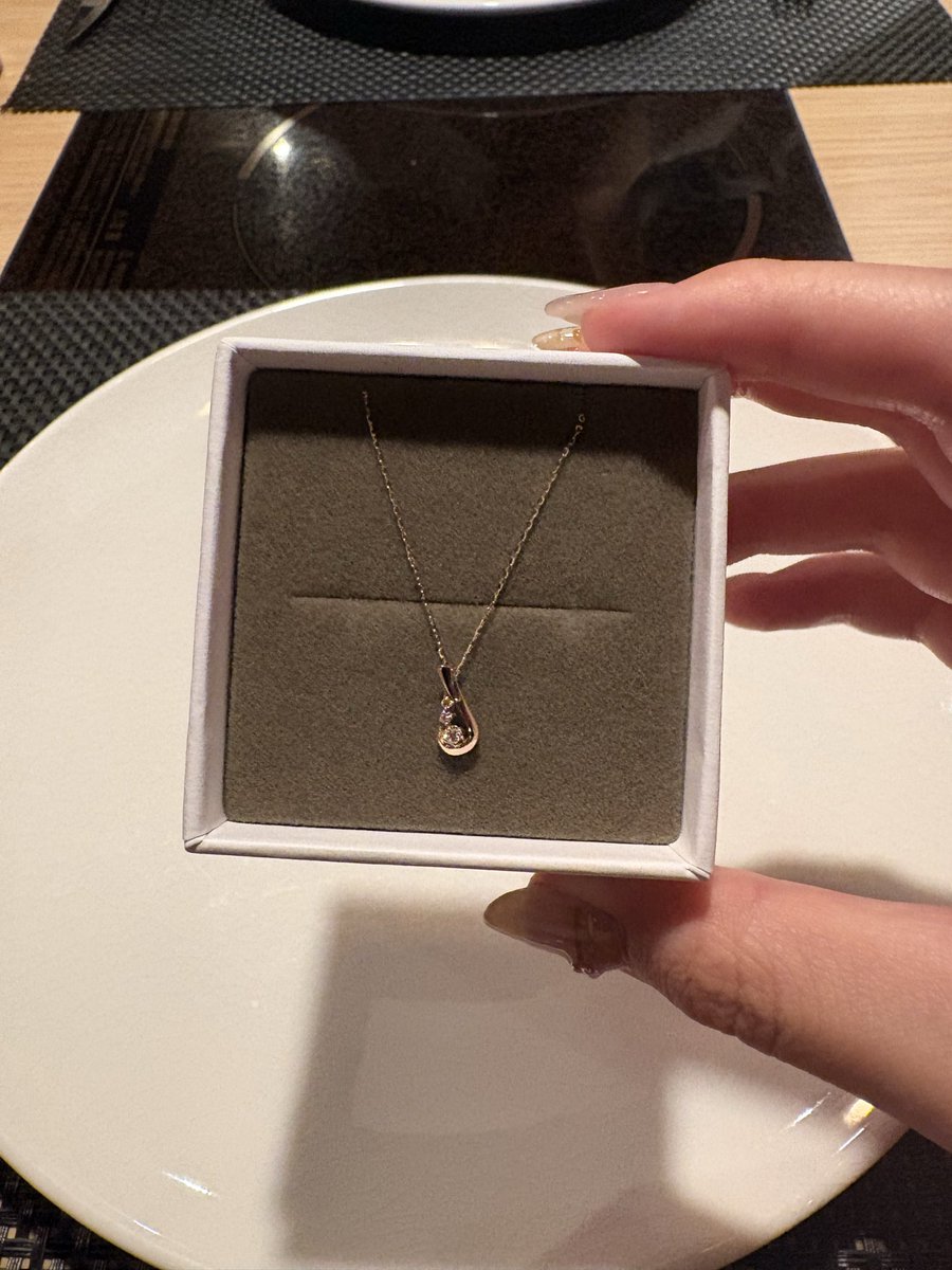 彼氏に誕生日プレゼントでもらったネックレス♡
毎日つけてるよー！！！！かわいい！！