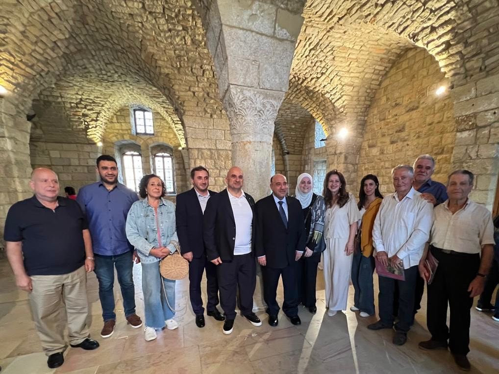 خلال زيارتي ،ترافقني عقيلتي،  "لدير القمر "تلبية لدعوة رئيس بلديتها ناجي جيرمانوس، لالقاء محاضرة  بعنوان: "لبنان كما اراه" .كما تناول لقائي برئيس واعضاء البلدية سبل تعزيز التعاون بين بلدية "دير القمر "ونظيراتها في الاردن خاصة في مجال الترويج السياحي واقامة المهرجانات الثقافية.