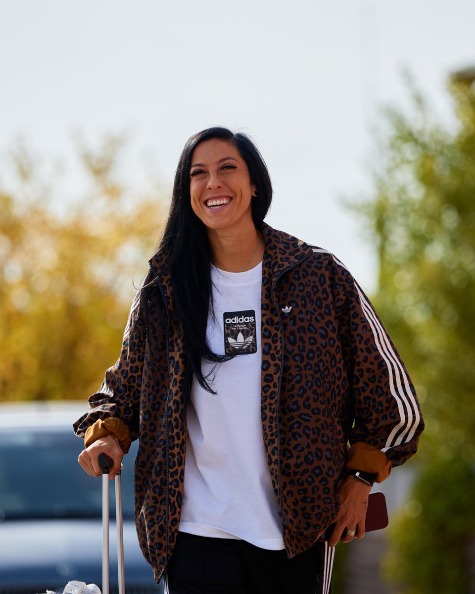 Jenni Hermoso no fue convocada a la selección tras denunciar a los machistas de Rubiales y Vilda. Dejó de entrar en las convocatorias de Montse Tomé y se quedó fuera de la Eurocopa. Es la máxima goleadora de la Liga mexicana. Hoy ha vuelto a la selección así de sonriente. Grande.