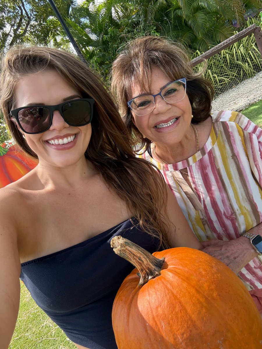 theballparkbabe's tweet photo. Pumpkin Patchin’ 🎃 https://t.co/zgZ0TKT0YG