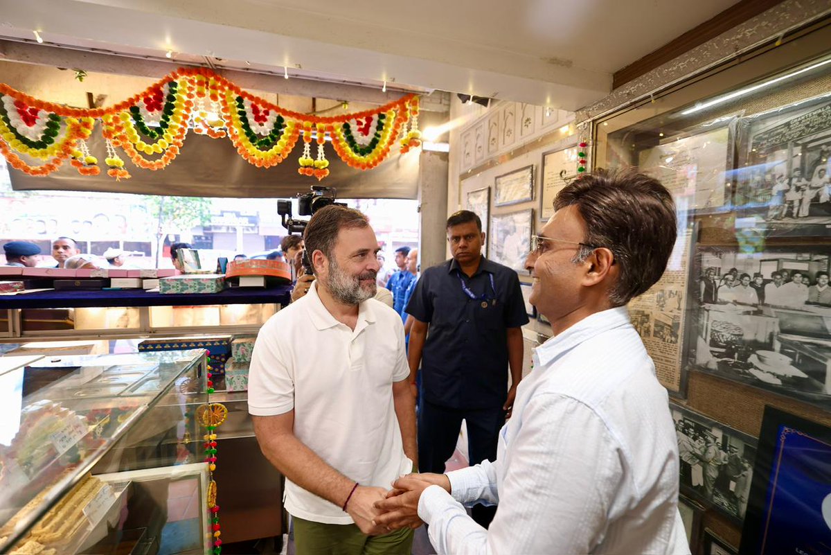 srinivasiyc's tweet image. In the heart of Old Delhi, at the historic Ghantewala sweet shop, LoP Shri @RahulGandhi tried his hand at making Imarti and Besan Laddus — sharing smiles, stories, and the sweetness of tradition.
May this Diwali bring peace, prosperity and sweetness to every heart. ✨🪔
