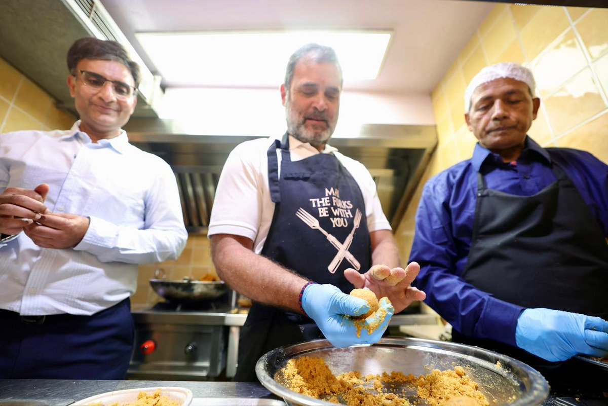 srinivasiyc's tweet image. In the heart of Old Delhi, at the historic Ghantewala sweet shop, LoP Shri @RahulGandhi tried his hand at making Imarti and Besan Laddus — sharing smiles, stories, and the sweetness of tradition.
May this Diwali bring peace, prosperity and sweetness to every heart. ✨🪔
