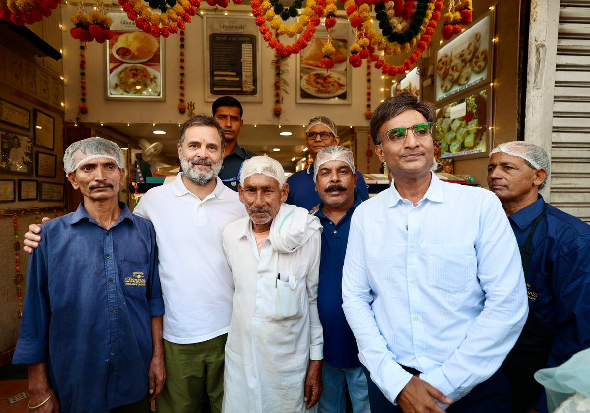 srinivasiyc's tweet image. In the heart of Old Delhi, at the historic Ghantewala sweet shop, LoP Shri @RahulGandhi tried his hand at making Imarti and Besan Laddus — sharing smiles, stories, and the sweetness of tradition.
May this Diwali bring peace, prosperity and sweetness to every heart. ✨🪔