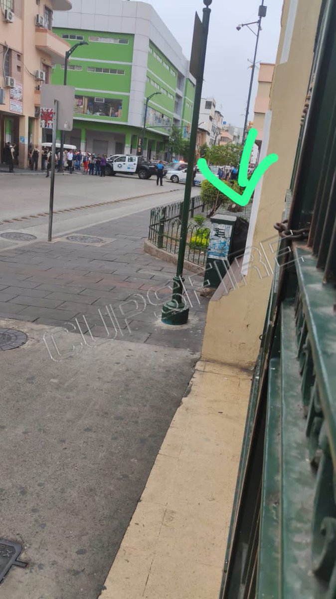 Cupsfire_gye's tweet photo. #URGENTE: Cerradas las calles 10 de Agosto entre Lorenzo de Garaycoa y 6 de Marzo, por posible artefacto explosivo en la puerta principal del Mercado Central de Guayaquil. https://t.co/3b4DFSaYeR