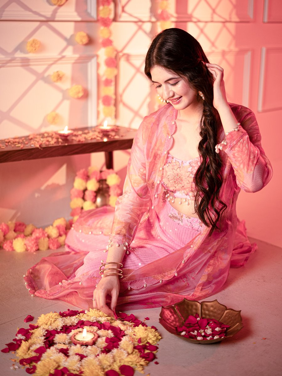 सभी के दीप सुंदर हैं हमारे क्या तुम्हारे क्या...

उजाला हर तरफ़ है इस किनारे उस किनारे क्या...