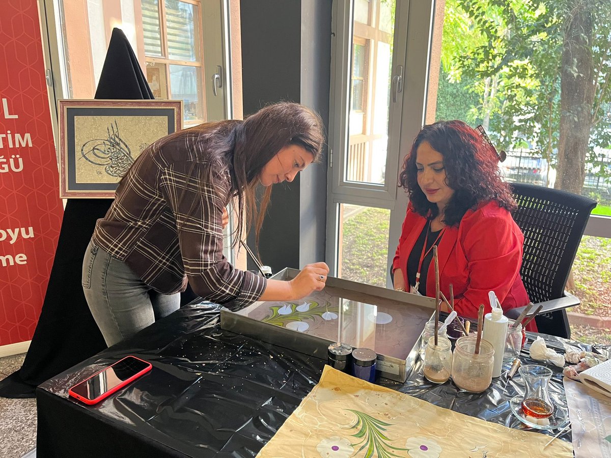 Hayat Boyu Öğrenme Şubesince koordine edilen ve İl müdürlüğümüz giriş katında yapılan Ebru Workshop Çalışması’’ stantına  İl Millî Eğitim Müdürümüz Sayın Murat Mücahit YENTÜR teşrif ederek yapılan çalışmalarla ilgili bilgi aldılar. <a href="/MucahitYentur/">Murat Mücahit Yentür</a> <a href="/izekier53/">İrfan Zeki ER</a> <a href="/mem_ozturk/">Mustafa ÖZTÜRK</a>
