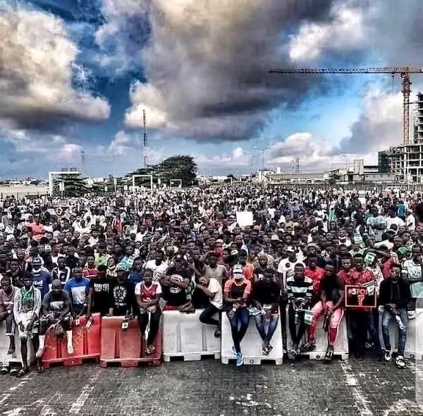 Amara_Grace2's tweet image. We honor the memory of the brave souls who made the ultimate sacrifice on October 20th, 2020, during the #EndSARS protest. Their sacrifice will always be remembered. 

May their souls continue to rest in peace 🇳🇬💔🕊️  

#EndSARSProtest
#LekkiMassacre
