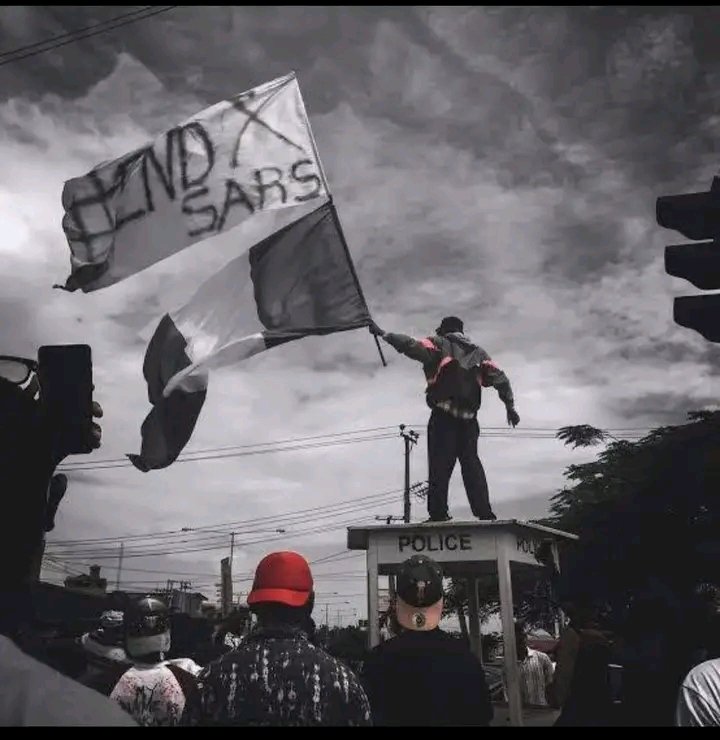 Amara_Grace2's tweet image. We honor the memory of the brave souls who made the ultimate sacrifice on October 20th, 2020, during the #EndSARS protest. Their sacrifice will always be remembered. 

May their souls continue to rest in peace 🇳🇬💔🕊️  

#EndSARSProtest
#LekkiMassacre