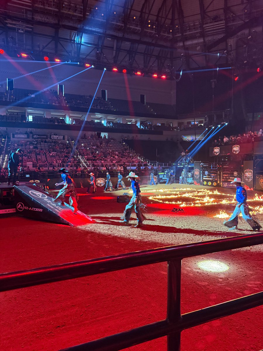 michaeldcrain's tweet image. Had a blast at #RattlerDays cheering on our @FortWorthRattlers at @DickiesArena! Florida Freedom took the win, but the Rattlers fought hard and earned a playoff bye—true cowboy grit! Grew up in a bull riding family (my brother Tracy did the riding!), so this event means a lot.…