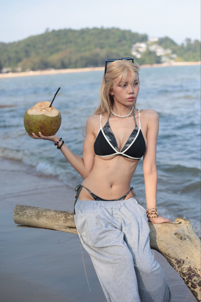 KlonoaLee's tweet photo. Coconut juice or me? Choose wisely 😉🙈
#bukojuice #coconutjuice #BeachVibes #BeachLife https://t.co/2AzirW2bjv