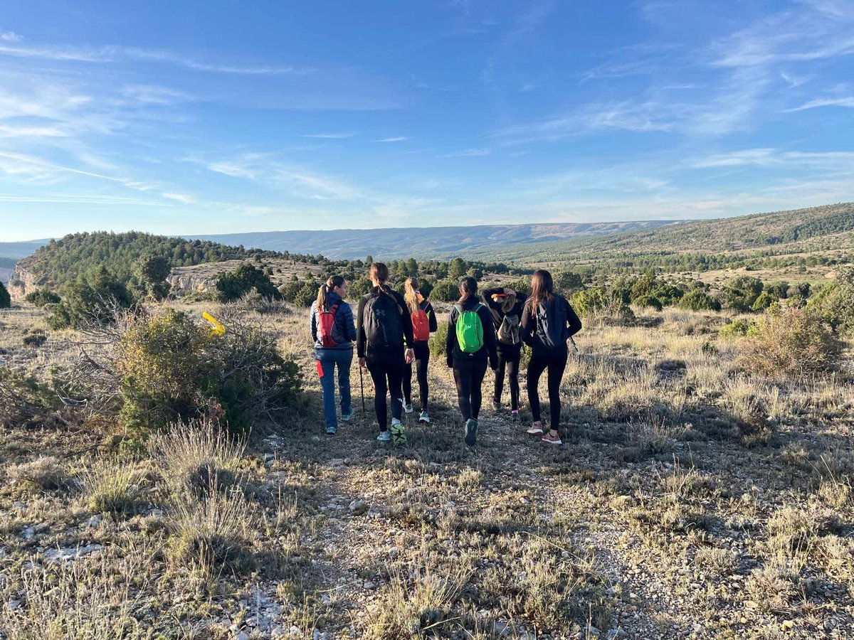 Com_Maestrazgo's tweet image. 🗻 Pitarque vivió una jornada deportiva y de convivencia el pasado domingo, con la XXI Marcha Senderista de Otoño de la Comarca del Maestrazgo, que reunió a 200 senderistas en sus espectaculares paisajes naturales.