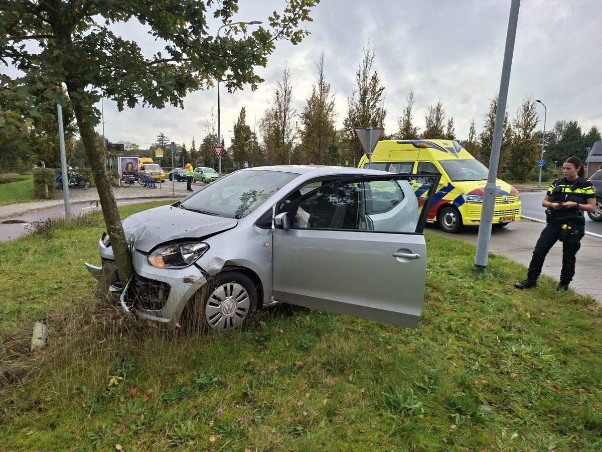 Automobilist botst frontaal tegen boom