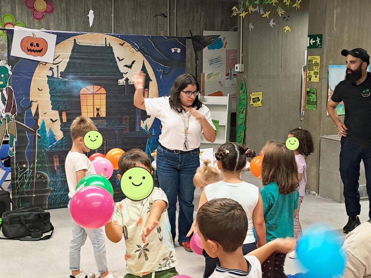 El cuentacuentos en inglés más disfrutado por grandes y pequeños hoy nos ha deleitado con sus historias terroríficas de Halloween. Gracias una vez más a @kidsandustoledo por todo el espléndido trabajo que hacen y por el entusiasmo que le dedican. ¡Os esperamos! #RBM_Toledo