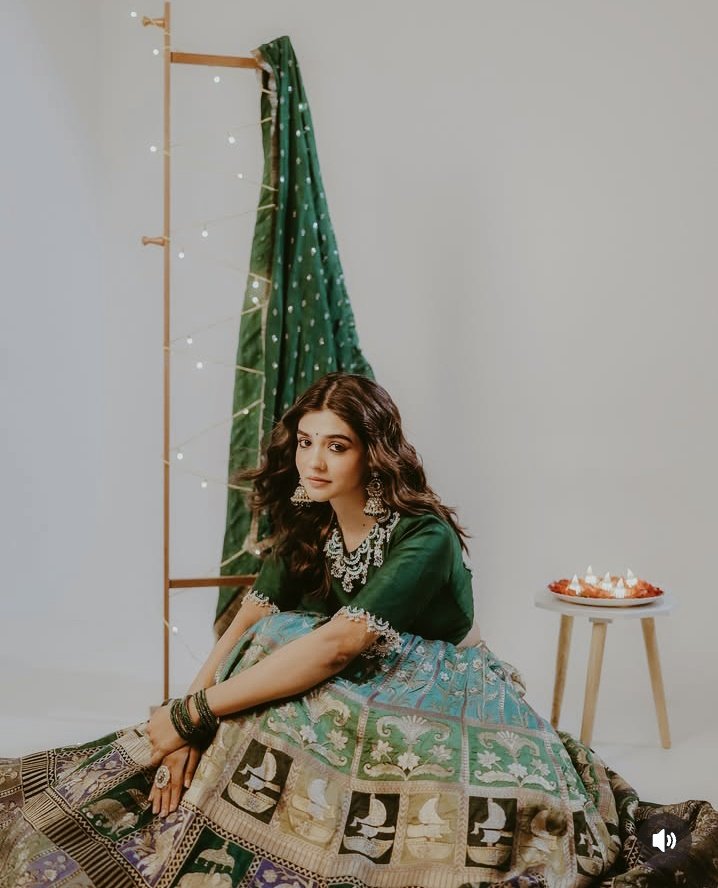 #PranaliRathod :   Guess what's shining more brightly? 𝘋𝘪𝘺𝘢 𝘖𝘳 𝘩𝘦𝘳 𝘍𝘈𝘊𝘌𝘊𝘈𝘙𝘋! 👀🤍🪔