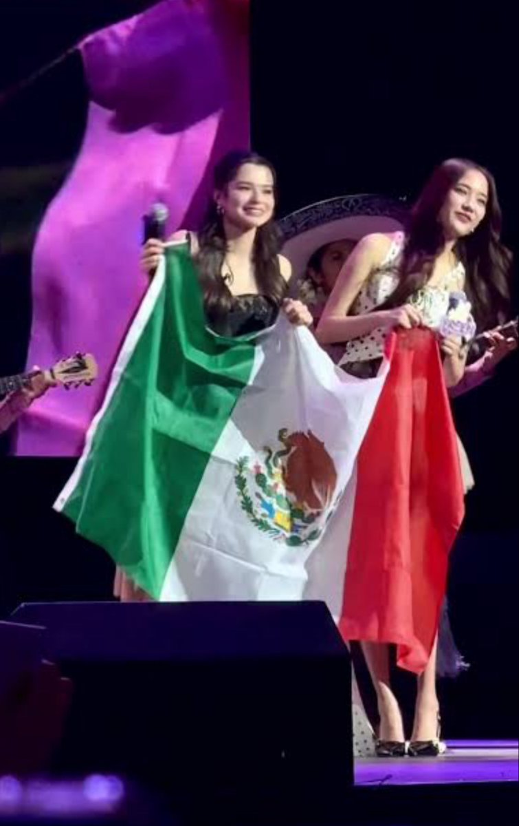 volandoami's tweet image. Ella dijo que habló con Renata Notni, que le preguntó de donde era y que cuando le dijo que de México, Becky le comentó que había estado en México 🇲🇽 hacía poco tiempo 🤩🤩✨🫶🇲🇽 y que platicaron de comida y otras cosas
Amooooo! México te ama Becky ✨🫶
#ฟรีนเบค #FreenBecky…