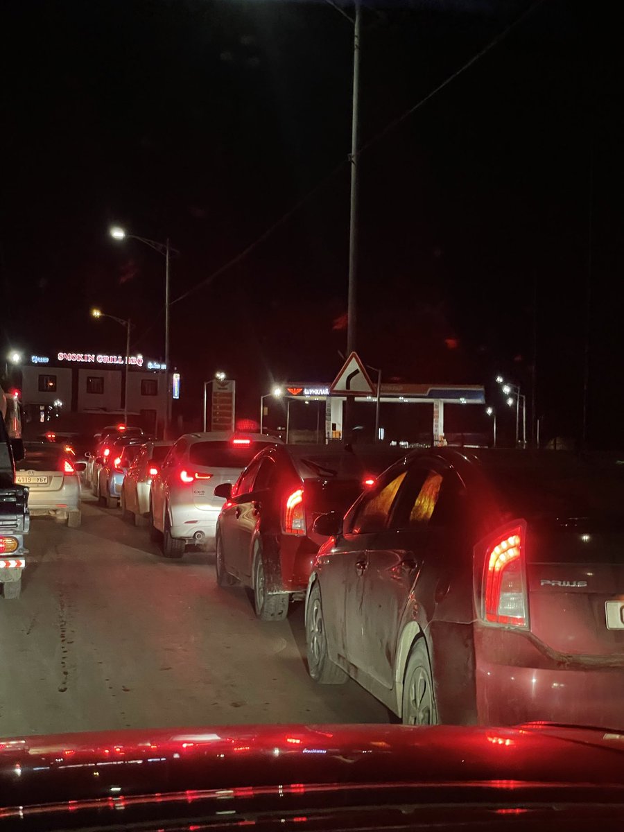 Зайсангийн гүүрнээс бараг цаг  түгжирч уулын зам руу оров. Гэтэл Шунхлай колонк руу очерлосон нөхдүүдээс болж зохиомол түгжрэл үүсжээ. Бензин хаа сайгүй л байсан яагаад заавал ингээд байдаг юм бэ