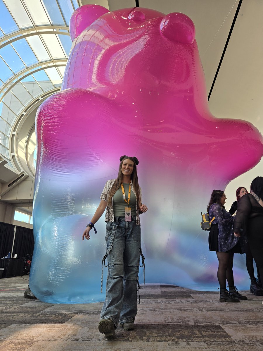 WATCHHOLLIE tweet media