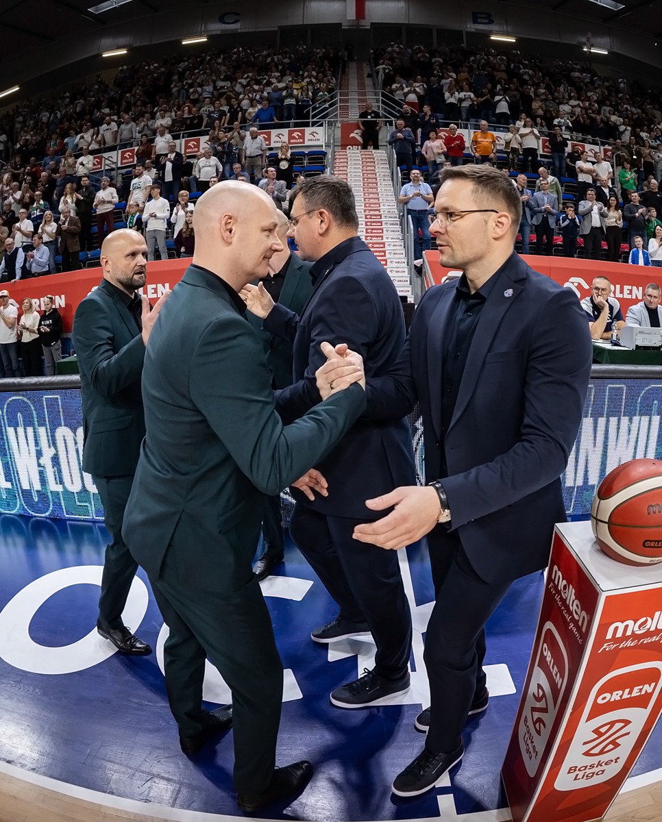 Historyczny pojedynek trenerów z Włocławka 🤗

Na boisku rywalizacja, poza nim wsparcie. Taki sport lubimy najbardziej 🤝

#plkpl