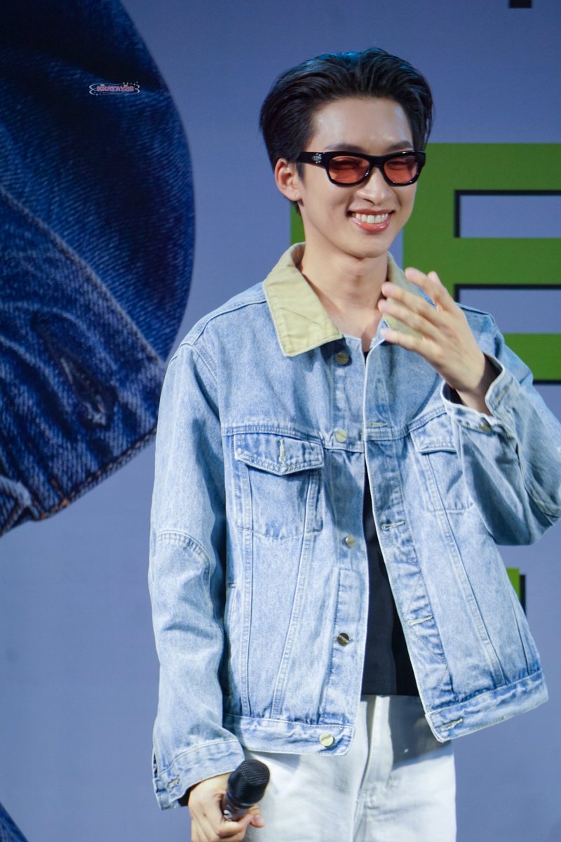 รอยยิ้มพิมพ์ใจ

NIYOMJEANS WITH NOEUL 
#RBSNiyomJeansXNoeul
#NoeulNuttarat #MagentaBoy #BoNoH