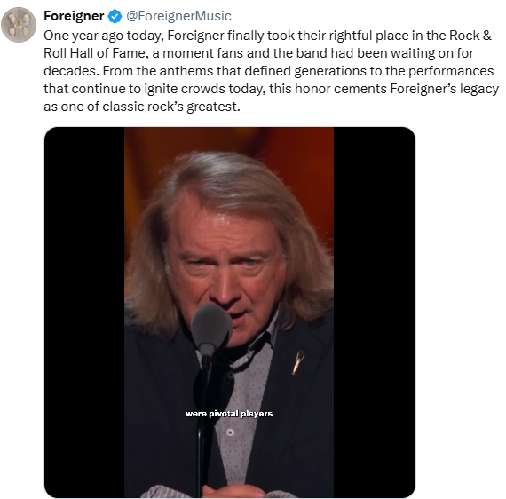 Hoy hace un año, Foreigner finalmente ocupó el lugar que le correspondía en el Salón de la Fama del Rock &amp; Roll, un momento que los fans y la banda habían esperado durante décadas. Desde los himnos que marcaron generaciones hasta las actuaciones que siguen emocionando al público.