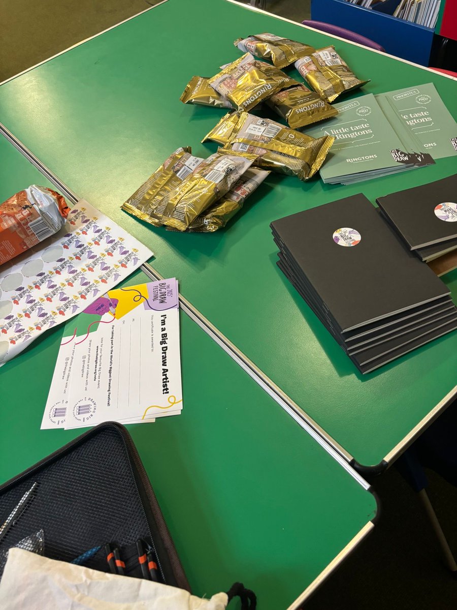 CharltonLib's tweet image. We enjoyed hosting The Big Draw Festival 2025: Drawn Together at #CharltonLibrary on Saturday! 🖍️ 
With a sketchbook walk in the park and a collaborative collage workshop in the Library, all ages created some fantastic pieces. Thank you all for coming and exploring creatively ✍️