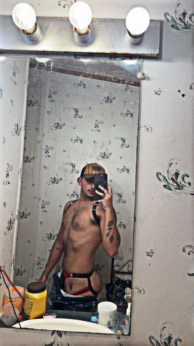 Censored_vic's tweet photo. A little lounge wear… 😏 https://t.co/7EaDMKntQW