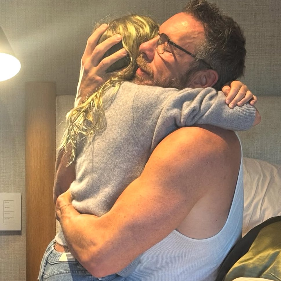 SeriesBrasil's tweet image. Kristen Bell está sendo massacrada após postar uma foto com seu marido e debochar de violência contra a mulher na legenda:
“Feliz 12º aniversário de casamento para o homem que uma vez me disse: 'Eu nunca te mataria. Muitos homens mataram suas esposas em algum momento. Mesmo que…