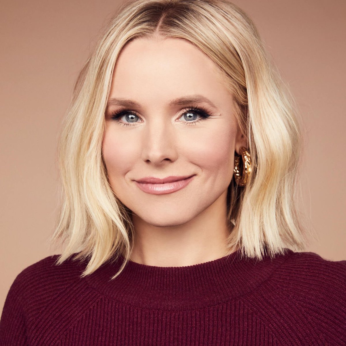 SeriesBrasil's tweet image. Kristen Bell está sendo massacrada após postar uma foto com seu marido e debochar de violência contra a mulher na legenda:
“Feliz 12º aniversário de casamento para o homem que uma vez me disse: 'Eu nunca te mataria. Muitos homens mataram suas esposas em algum momento. Mesmo que…