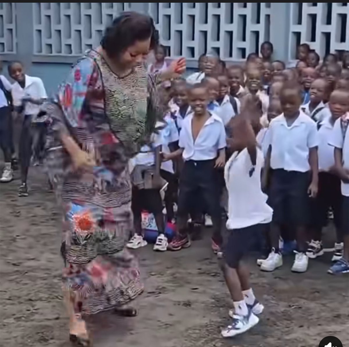 DendeLexxus's tweet image. Ils n’ont pas toujours de caméra braquée sur eux. Mais puissent leurs gestes, leur lumière, éclairer la conscience de chaque personne aspirant à des responsabilités dans ce pays.
Repose en paix, Madame Elombe.
Ton énergie si généreuse a attiré les caméras non pour toi, 2/3