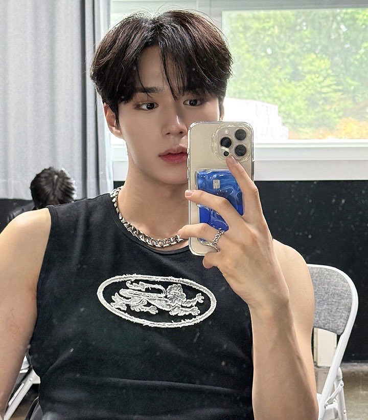 karena rumah, di dalamnya, terdapat insan yang tak akan letih memberi kasih, jadi, penuhi luang waktu untuk menemani si adik menikmati segelas kopi ☕️ bonus, aku agak rindu dengan whiplash ˙𐃷˙