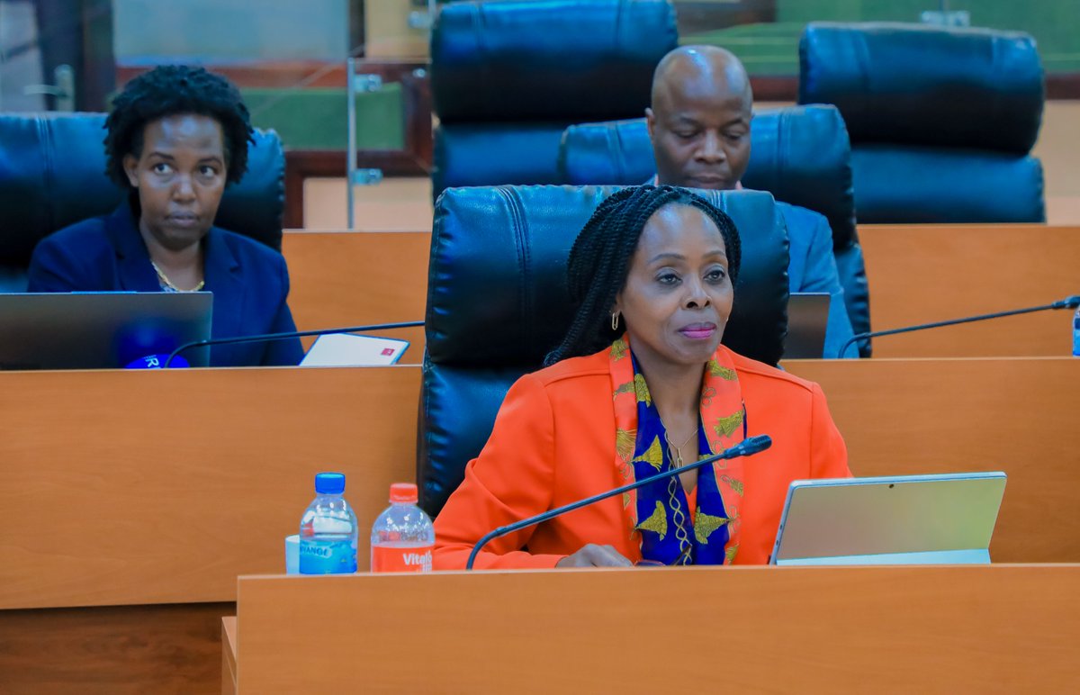 🚨AMAKURU AGEZWEHO🚨

Minisitiri w’Abakozi ba Leta n’Umurimo Amb Christine Nkulikiyinka yatangaje ko kugeza muri Kamena 2025, abakozi barenga ibihumbi 852 bari bariyandikishije kandi batangirwa umusanzu mu bwishingizi bw’izabukuru n’ubwishingizi bw’ibyago bikomoka ku kazi.