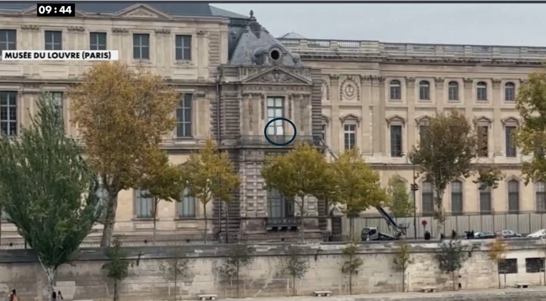 Les cambrioleurs au musée du Louvre sont passés par cette fenêtre visible par tous.
En 1976, ils sont passés par la même fenêtre pour voler l'épée de Charles X qui n'a jamais été retrouvée.
La même fenêtre, non sécurisée, non blindée 😳
Et comme d'habitude, il n'y aura pas de