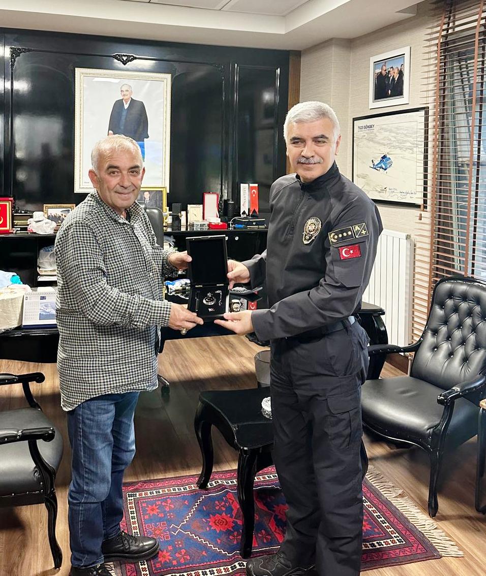 Kahramanmaraş İl Emniyet Müdürümüz Sn. Hasan YİĞİT Yönetim Kurulu Başkanımız Mustafa NARLI yı ziyaret etti.
İadeyi ziyarette ilimiz hakkında fikir alışverişinde bulunup, karşılıklı değerlendirmeler yapılmıştır.
Nazik ziyaretleriyle bizleri onurlandıran Sayın Hasan YİĞİT e