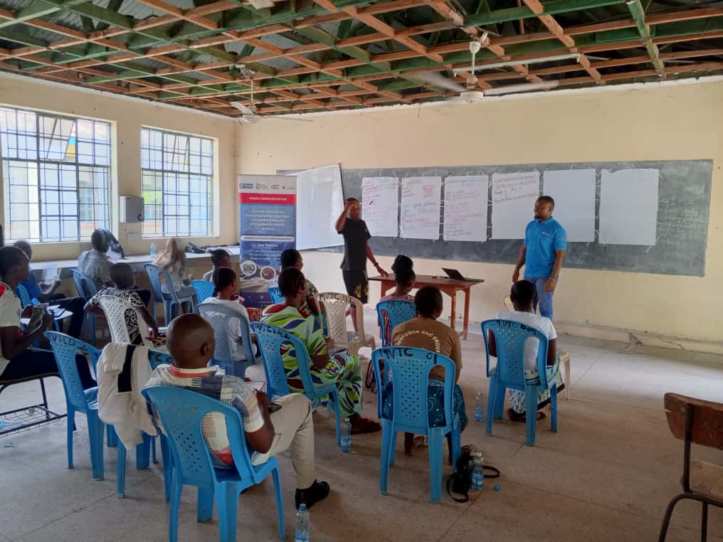 Timiza_CC's tweet photo. @Timiza_CC &amp; @planinternatio2 Kenya, under the #COSMEProject, trained Patanisho Youth in Takaungu on leadership,biodiversity &amp; climate change,empowering them as climate champions through learning &amp; a cleanup at Mkwajuni Polytechnic.

#RootsAndShoots #ClimateAction https://t.co/mpYOp0R0jn