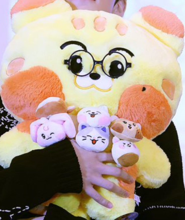 mark eong as the leader and their babies (jjun, jjed, jjopoo, kkyuping, lemyo, bamjji) 😭🤏🏻